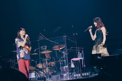 左からiri、milet。（撮影：後藤壮太郎）