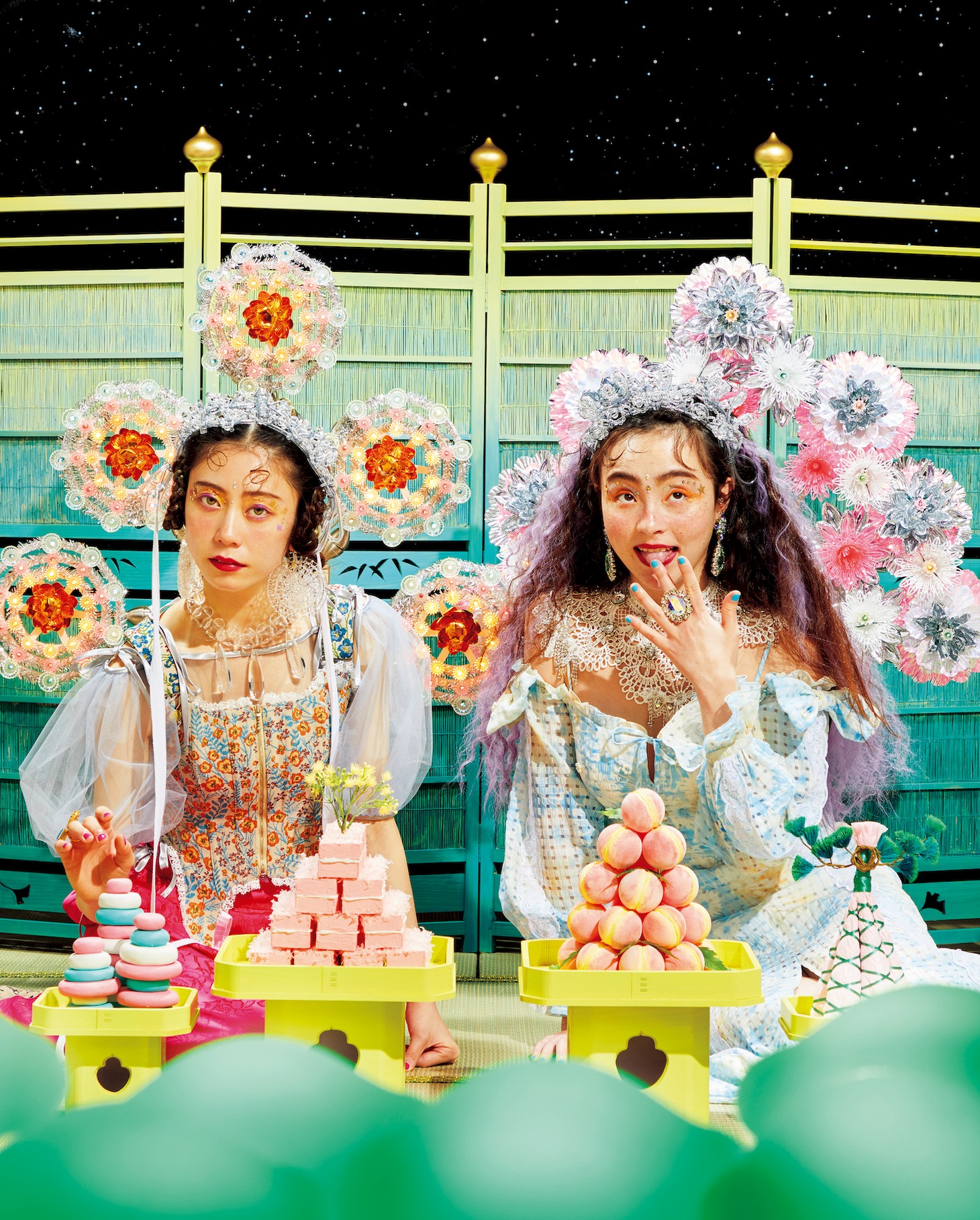 「装苑」2023年7月号より、SUMIRE、モトーラ世理奈。