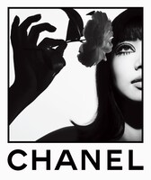 「装苑」2023年7月号より、小松菜奈。