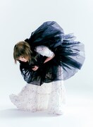 「装苑」2023年7月号より、伊藤万理華。