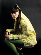 「装苑」2023年7月号より、モトーラ世理奈。