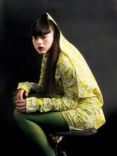 「装苑」2023年7月号より、モトーラ世理奈。