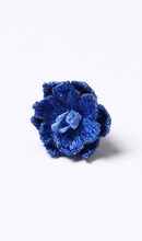 INIがCM内で身につけたブートニエール。