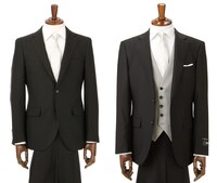 左が高塚大夢と後藤威尊が着用したジャケット（ベストなし）、右が佐野雄大と松田迅が着用したジャケット（ベストあり）。