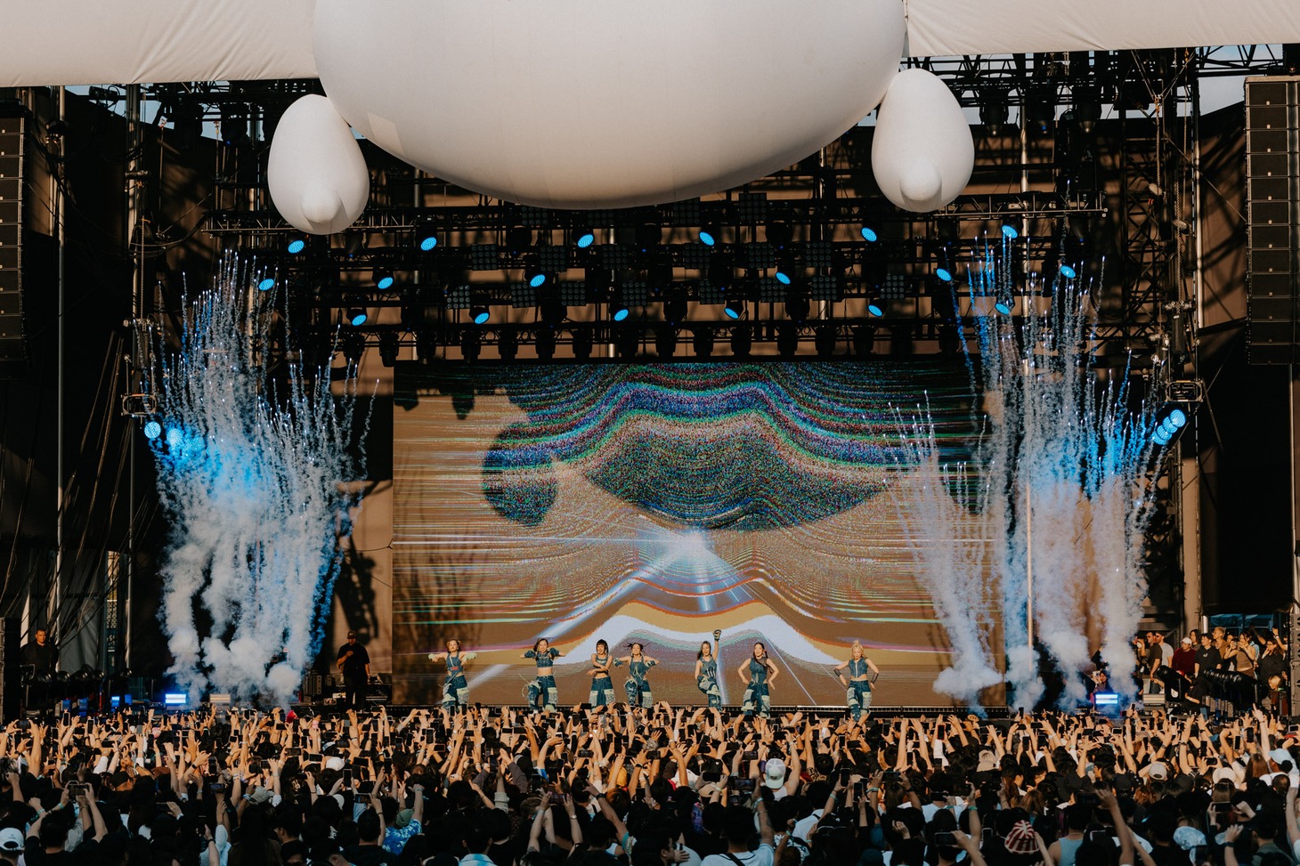 「Head In The Clouds New York Music & Arts Festival」でのXGのライブの様子。