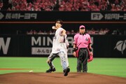 始球式に登板した池崎理人。 (c)LAPONE Entertainment