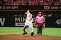 始球式に登板した池崎理人。 (c)LAPONE Entertainment
