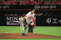 始球式に登板した池崎理人。 (c)LAPONE Entertainment