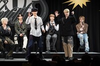 振付をレクチャーする田島将吾と木村柾哉。(c)LAPONE Entertainment