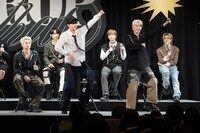 振付をレクチャーする田島将吾と木村柾哉。(c)LAPONE Entertainment