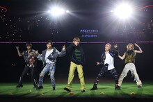 INIのパフォーマンスの様子。 (c)LAPONE Entertainment