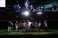 INIのパフォーマンスの様子。 (c)LAPONE Entertainment