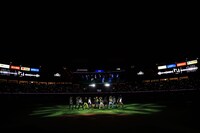 INIのパフォーマンスの様子。 (c)LAPONE Entertainment