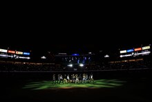 INIのパフォーマンスの様子。 (c)LAPONE Entertainment