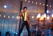 「The Covers『郷ひろみ Go!Go!!最高ナイト!!!』」より、「2億4千万の瞳 -エキゾチック・ジャパン-」を披露する郷ひろみ。（写真提供：NHK）