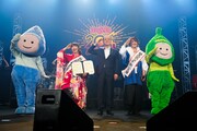 「angela 20th Anniversary☆岡山凱旋 Day1『全部が主題歌ライヴ!!!』in 岡山市民会館」より、angelaと大森雅夫岡山市長。