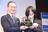 「2023年 JASRAC賞」国際賞に選ばれた「NARUTO-ナルト- 疾風伝 BGM」の作曲者・高梨康治（右）。