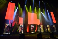 ステージ上のボックスの中に登場したいぎなり東北産。