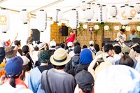 角張渉＆EDANI（trouville）によるDJの様子。