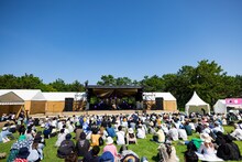 角舘健悟（Yogee New Waves）のライブの様子。