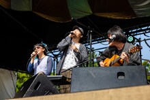 七尾旅人と青葉市子、君島大空のセッションの様子。