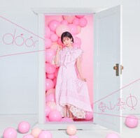 東山奈央「door」通常盤ジャケット