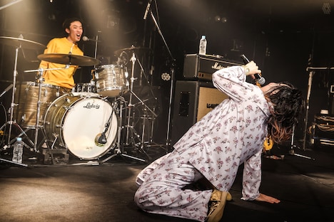 タイチサンダー(左)に向かって叫ぶ下川リヲ(右)。(写真:森好弘)
