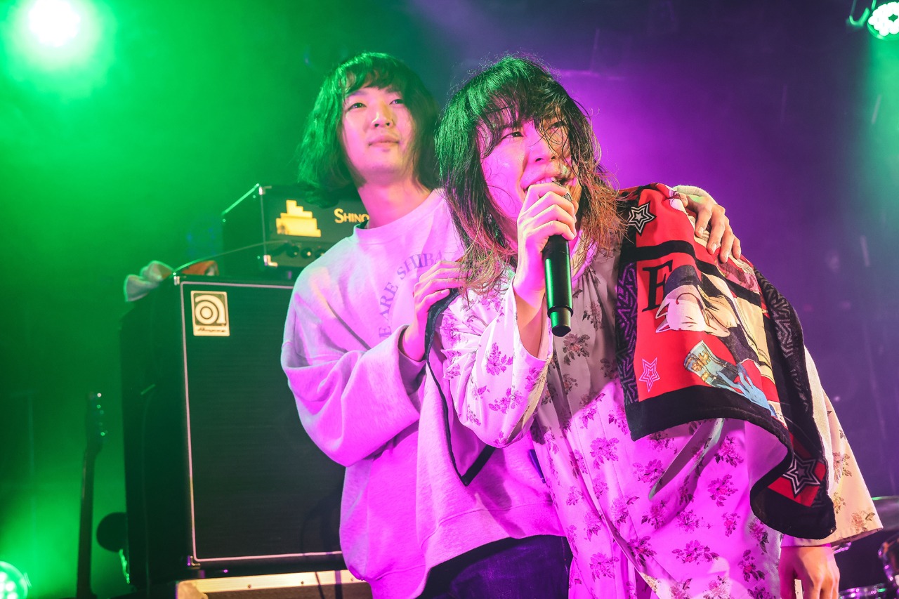 ステージから立ち去ろうとする下川リヲ（右）と、彼を介抱する梶原笙（左）。（撮影：森好弘）
