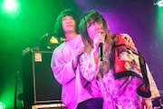 ステージから立ち去ろうとする下川リヲ(右)と、彼を介抱する梶原笙(左)。(撮影:森好弘)