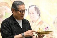 「マツケンサンバ！ーガー」をオススメする松平健。