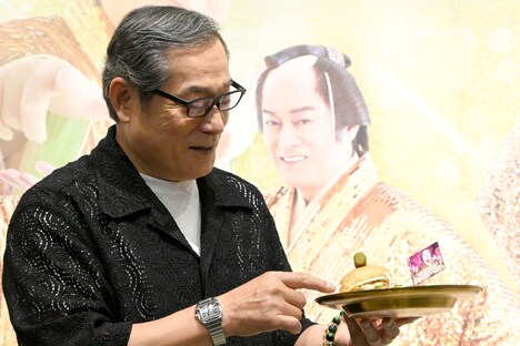 「マツケンサンバ！ーガー」をオススメする松平健。