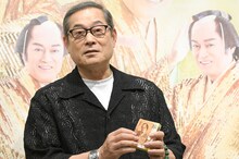 「ウエハースコレクションステッカー」をオススメする松平健。