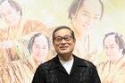 松平健「なんでこんなになっちゃったんだろう」大盛況の“マツケンサンバIIカフェ”初来訪