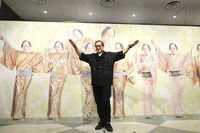 松平健（中央）