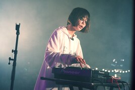 DJ後藤まりこの新曲「あー、めんぶれ」MV公開、愛猫・さびの鳴き声も使用