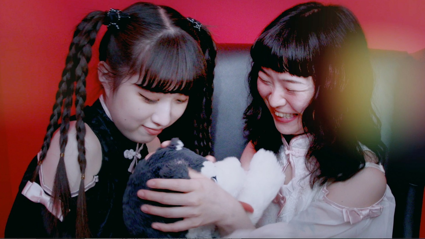 DJ後藤まりこ「あー、めんぶれ」ミュージックビデオより。