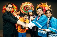 握手するビクターエンタテインメントの社員とソニーミュージックの社員。（撮影：横山マサト）