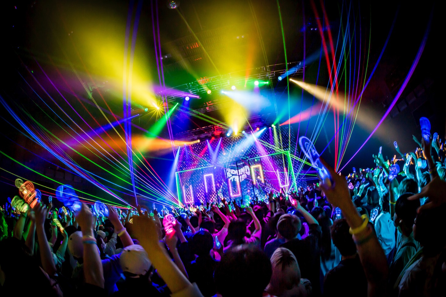 「DUSTCELL TOUR 2023『ROUND TRIP』」の様子。（Photo by Takashi Konuma）