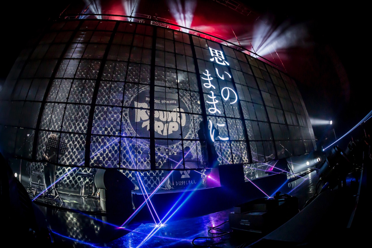 「DUSTCELL TOUR 2023『ROUND TRIP』」の様子。（Photo by Takashi Konuma）