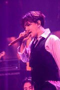 「Kiss Me」ではネクタイとベストを脱ぐ演出で会場を沸かせたDK。(撮影:上飯坂一)