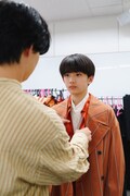 最年少メンバー・高桑真之（奥）の衣装をチェックするカイ（手前 / 超特急）。