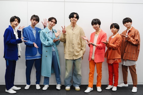 Lienelとカイ（中央 / 超特急）。