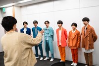 Lienelの衣装をチェックするカイ（手前 / 超特急）。