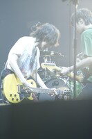 左から藤原基央（Vo, G）、増川弘明（G）。