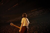 満員の客席を見渡す藤原基央（Vo, G）。