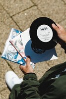 7inchアナログ発売を記念した写真。