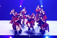 「Juice=Juice 10th ANNIVERSARY CONCERT TOUR ～10th Juice at BUDOKAN～」の様子。（提供：株式会社アップフロントグループ）