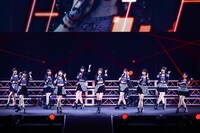 「Juice=Juice 10th ANNIVERSARY CONCERT TOUR ～10th Juice at BUDOKAN～」の様子。（提供：株式会社アップフロントグループ）
