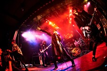 本日5月29日に東京・目黒鹿鳴館で開催されたLUNA SEAの緊急フリーライブの模様。（写真提供：avex）