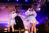 吉沢朱音（左）と池田メルダ（右）。